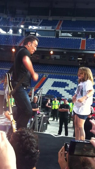 Bruce Springsteen baila con una niña
