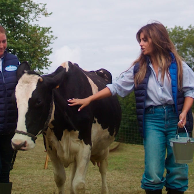 Mónica ordeñando una vaca