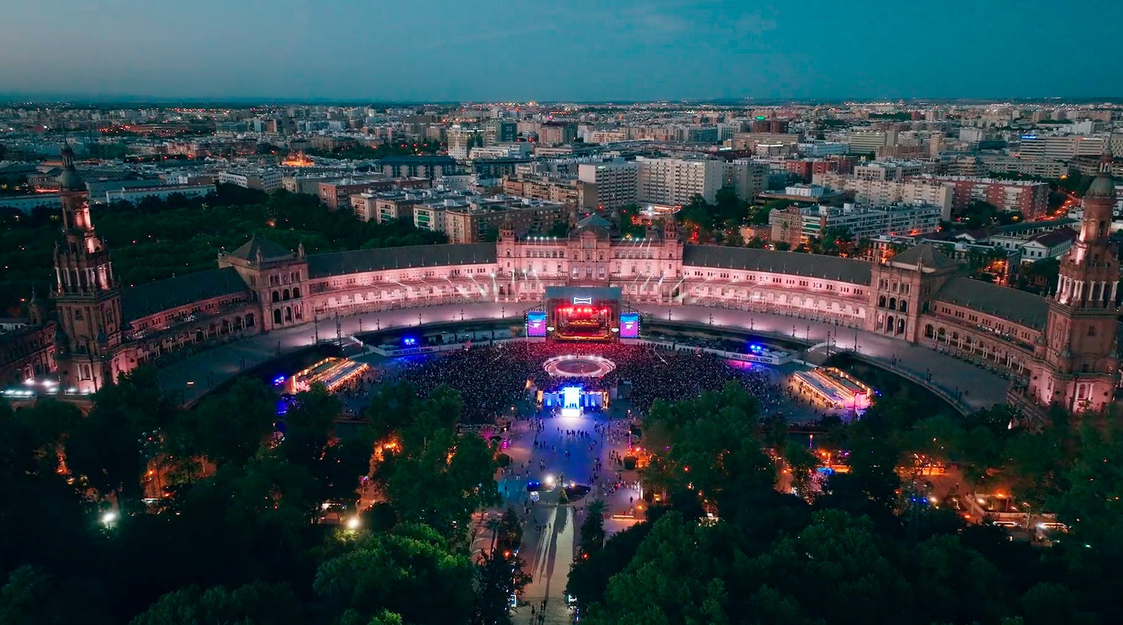 Todos los caminos llevan a la plaza, Icónica Santalucía Sevilla Fest