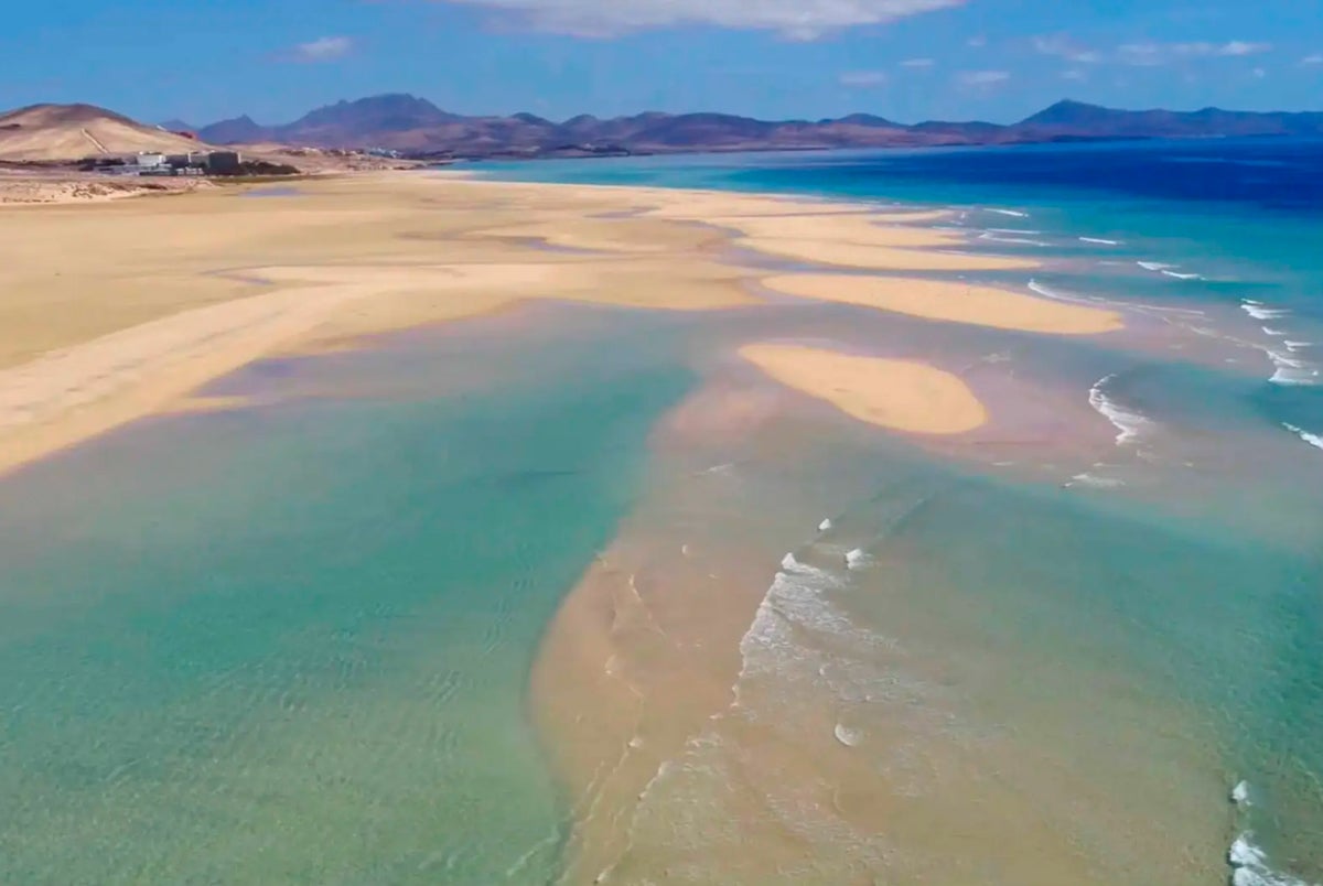 La paradisíaca playa española en la que se forman dos orillas