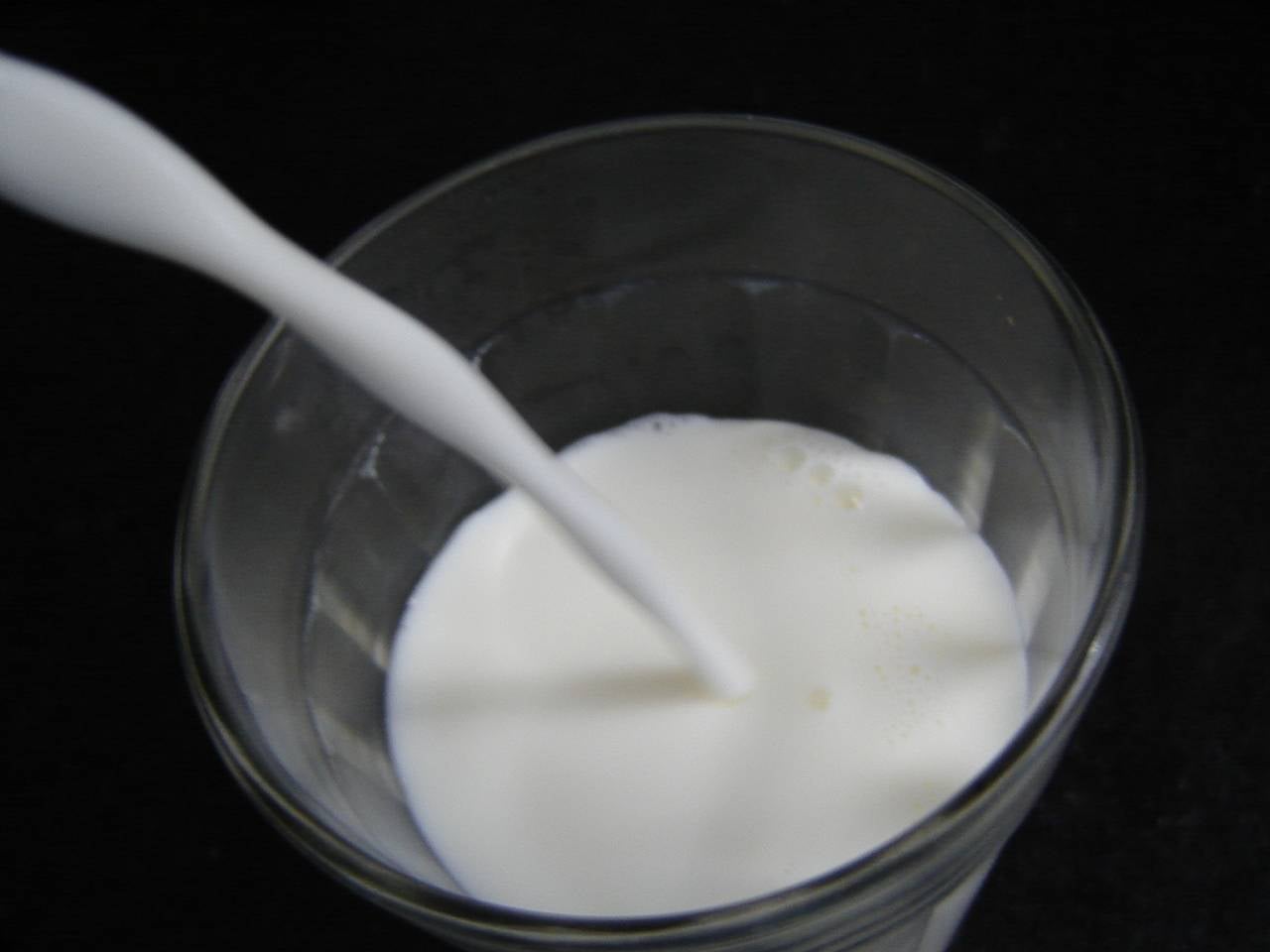 Почему молоко опускается на дно стакана. Молоко. Жидкий и густой. Теплое молоко. Молоко или сливки.